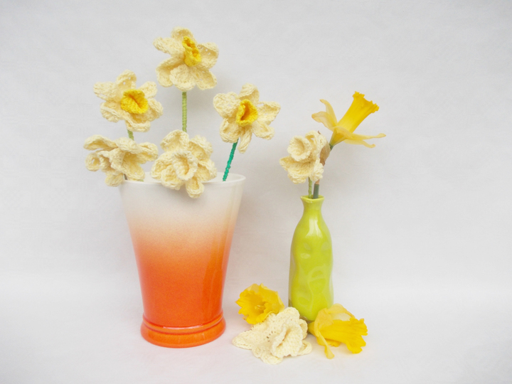 Häkelanleitung Narzissen, 2 Blütengrößen mit Stiel