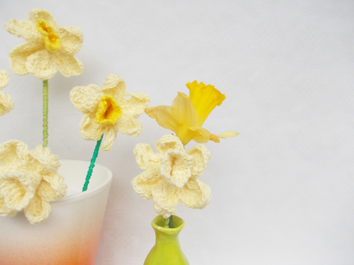 Häkelanleitung Narzissen, 2 Blütengrößen mit Stiel