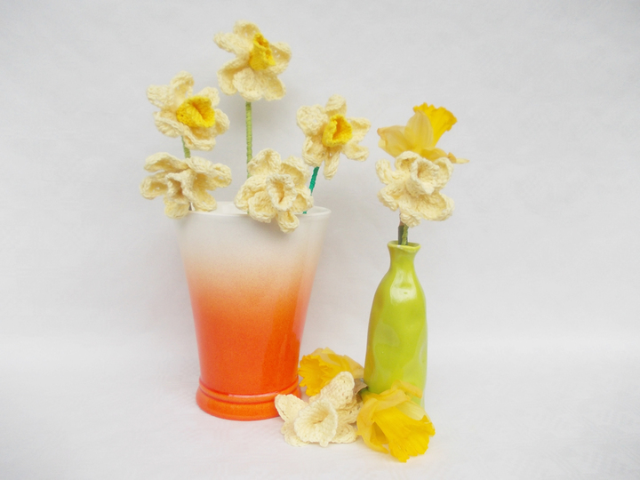 Häkelanleitung Narzissen, 2 Blütengrößen mit Stiel