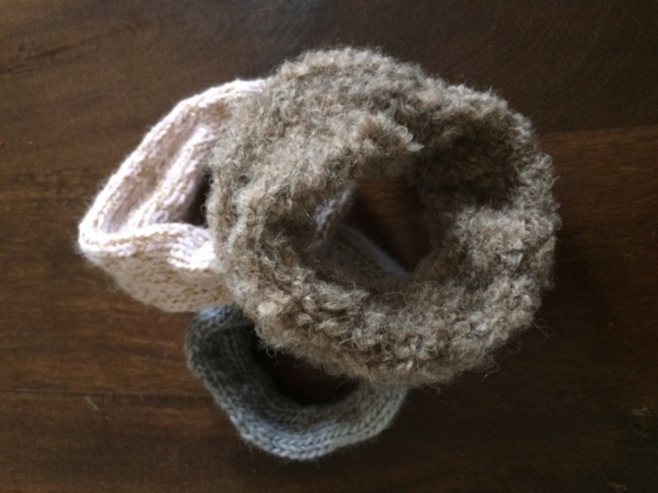 gestrickter Haargummi aus Wollresten