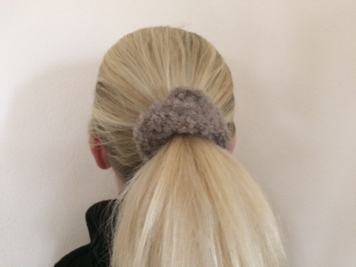 gestrickter Haargummi aus Wollresten