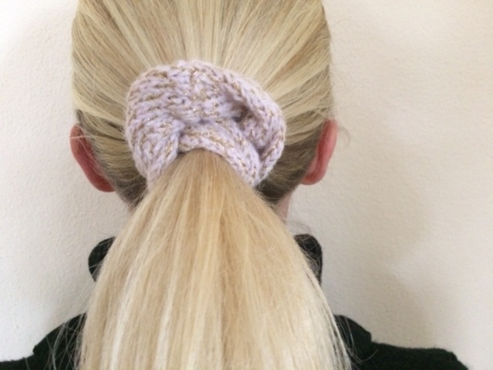 gestrickter Haargummi aus Wollresten