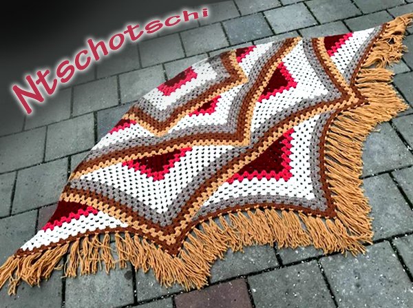 Boho-inspiriertes gehäkeltes Dreieckstuch in Erdtönen mit langen Fransen