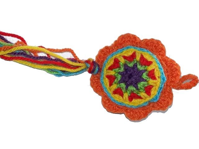 Gehäkelter runder Schlüsselanhänger mit orangefarbenem Rand, buntem Mandala und Quaste