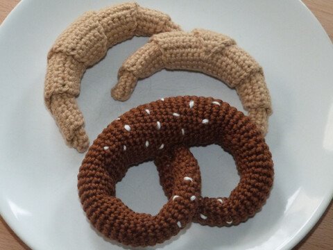 Crochet pattern croissant and pretzel