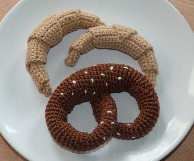 Crochet pattern croissant and pretzel