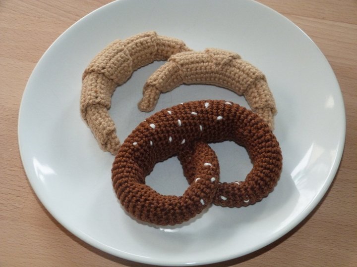 Crochet pattern croissant and pretzel