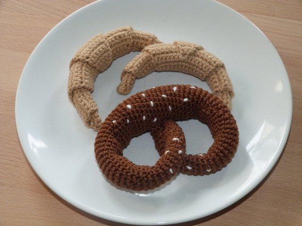 Crochet pattern for croissant and pretzel