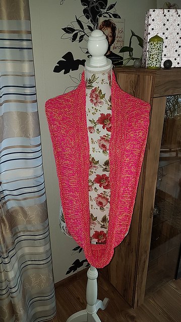 Gestrickter Loop-Schal pink-gelb auf Schneiderpuppe