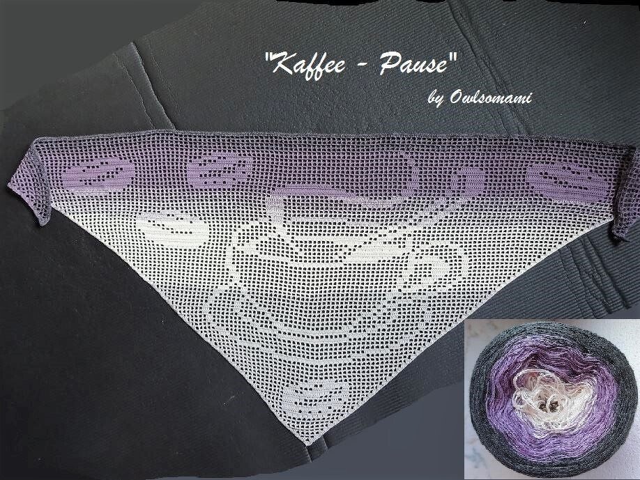 Dreieckiges Filet-Tuch mit Kaffeetasse und Kaffeebohnen, Farbverlauf violett-grau-weiß
