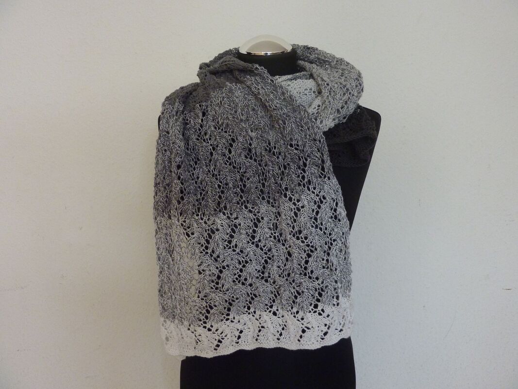 Gestrickter Ajour‑Schal mit Grau‑Weiß‑Verlauf auf Schneiderbüste