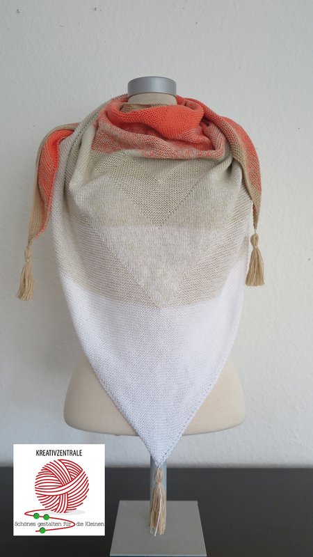 Gestricktes Dreieckstuch in Creme, Beige und Koralle mit Quasten, auf Schneiderpuppe drapiert