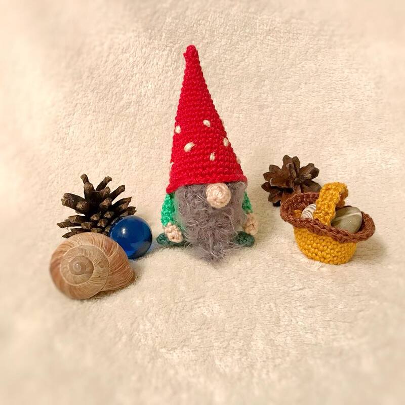 Handgehäkelter Zwerg mit roter Mütze, Bart, Mini-Korb, Tannenzapfen und Schneckenhaus