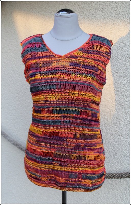 Ärmelloses, bunt gestreiftes Damentop mit V-Ausschnitt auf Schneiderpuppe