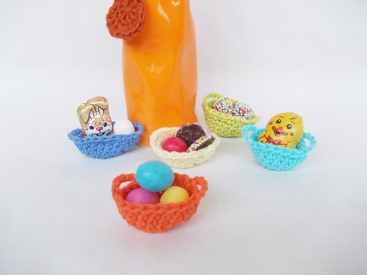 Gehäkelte Mini-Oster-Hasen und Körbchen, jeweils 2 Größen