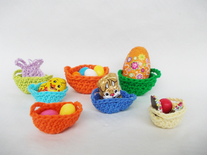 Gehäkelte Mini-Oster-Hasen und Körbchen, jeweils 2 Größen