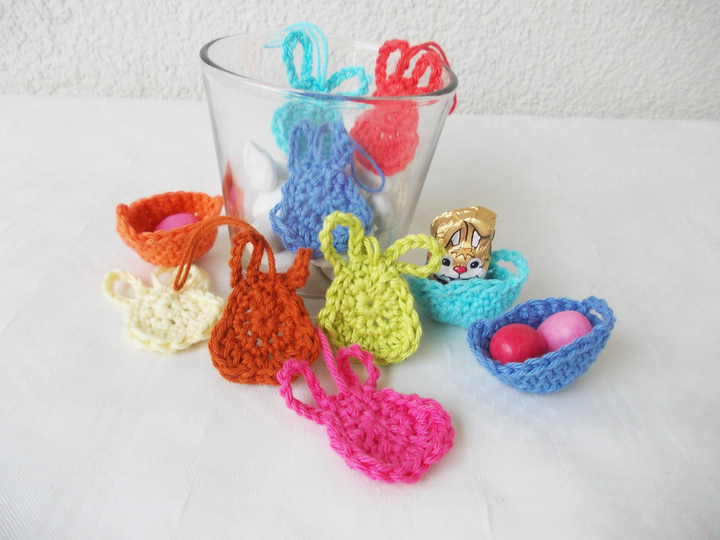 Gehäkelte Mini-Oster-Hasen und Körbchen, jeweils 2 Größen
