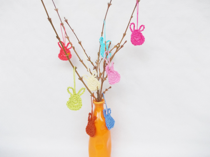 Gehäkelte Mini-Oster-Hasen und Körbchen, jeweils 2 Größen