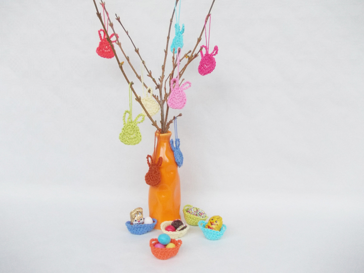 Gehäkelte Mini-Oster-Hasen und Körbchen, jeweils 2 Größen