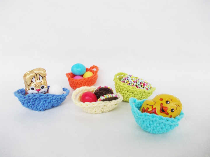 Gehäkelte Mini-Oster-Hasen und Körbchen, jeweils 2 Größen