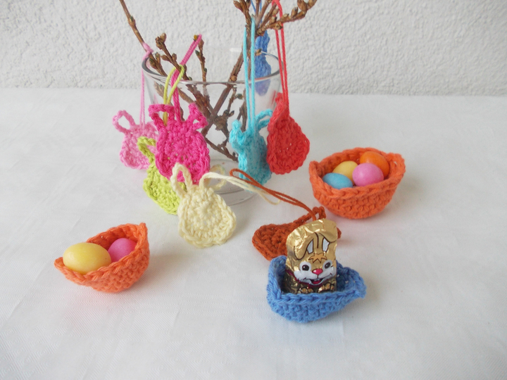Gehäkelte Mini-Oster-Hasen und Körbchen, jeweils 2 Größen