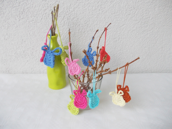 Gehäkelte Mini-Oster-Hasen und Körbchen, jeweils 2 Größen