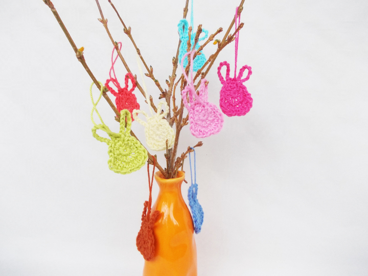 Gehäkelte Mini-Oster-Hasen und Körbchen, jeweils 2 Größen