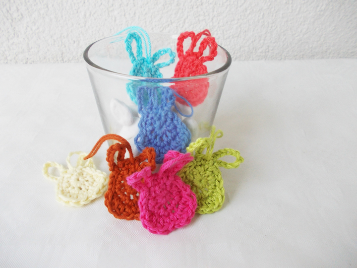 Gehäkelte Mini-Oster-Hasen und Körbchen, jeweils 2 Größen
