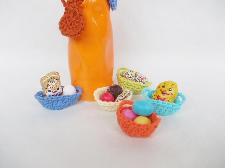 Gehäkelte Mini-Oster-Hasen und Körbchen, jeweils 2 Größen