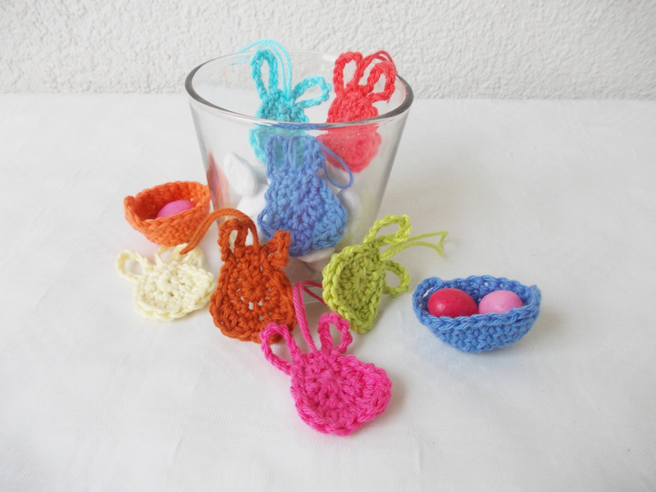 Gehäkelte Mini-Oster-Hasen und Körbchen, jeweils 2 Größen