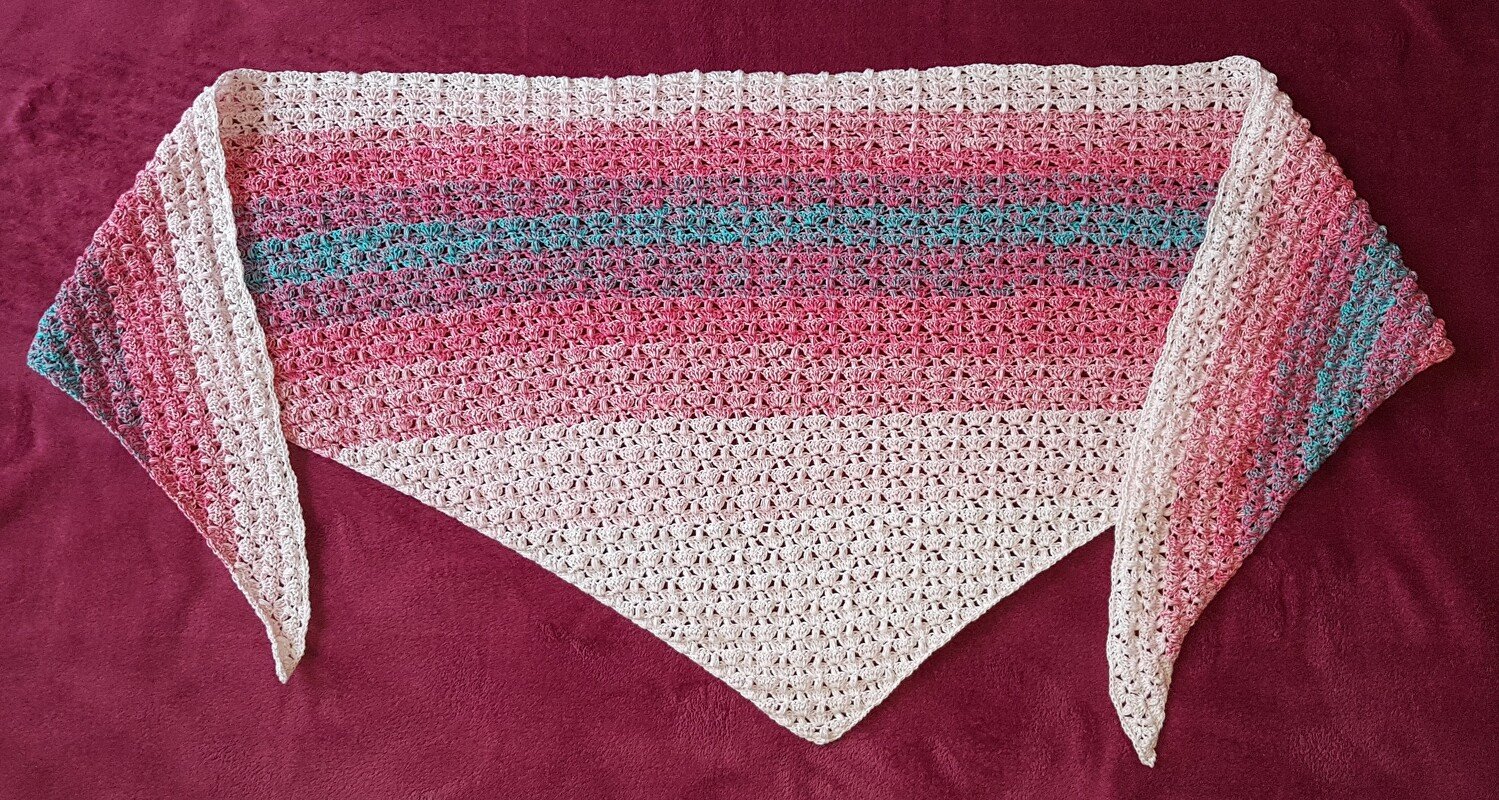 Gehäkeltes Dreieckstuch mit Streifen in Creme, Rosa und Türkis und offenem Lochmuster