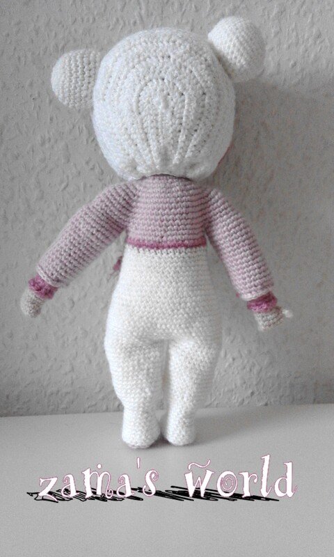 Rückansicht einer gehäkelten Amigurumi-Puppe in Weiß und Rosa