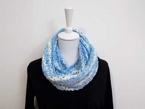 Loop mit blau-weißem Farbverlauf - Häkelanleitung in Runden und Reihen gehäkelt
