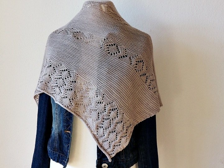 Strickanleitung asymmetrisches Dreieckstuch mit Lace – Cloudy Day