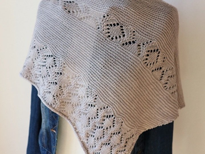 Strickanleitung Dreieckstuch mit Lacemuster und kraus rechts Cloudy Day