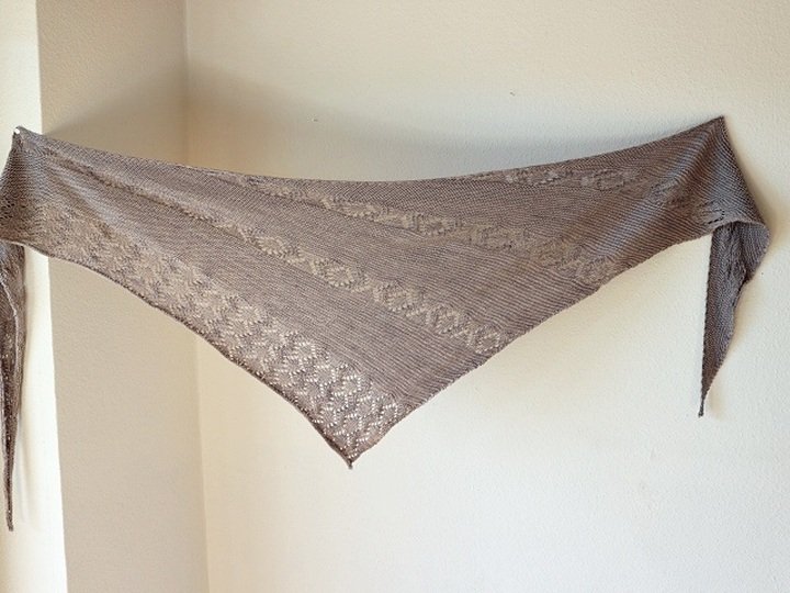 Strickanleitung Dreieckstuch mit Lacemuster und kraus rechts Cloudy Day