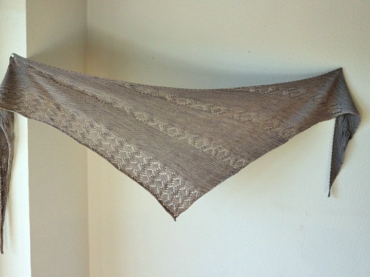 Strickanleitung Dreieckstuch mit Lacemuster und kraus rechts Cloudy Day