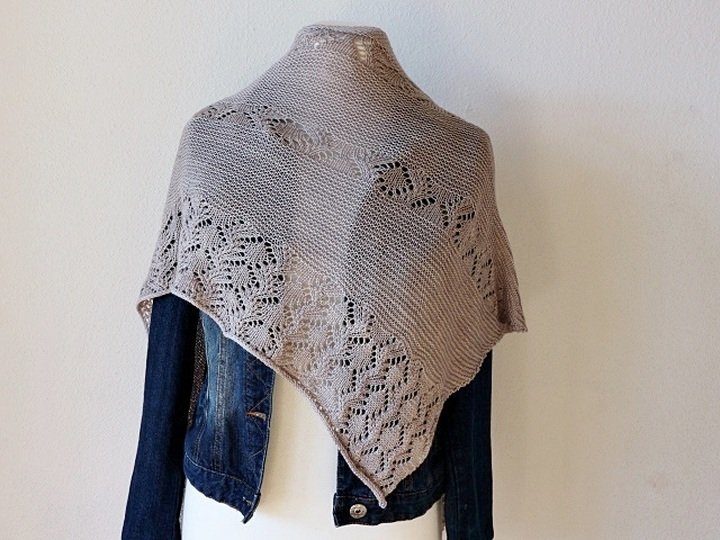 Strickanleitung Dreieckstuch mit Lacemuster und kraus rechts Cloudy Day