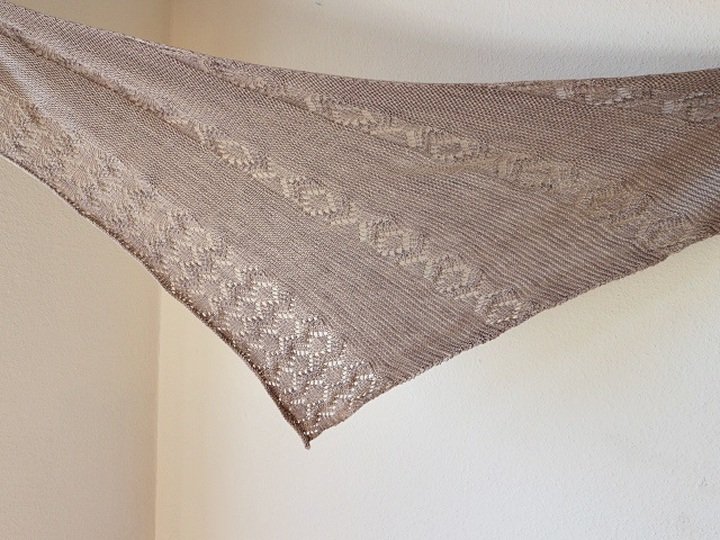 Strickanleitung Dreieckstuch mit Lacemuster und kraus rechts Cloudy Day