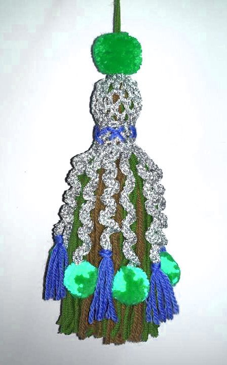 Gehäkelte Deko-Quaste in Grün, Braun, Blau und Silber mit Pompons