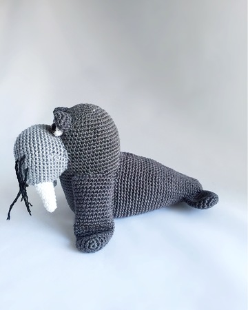 crochet pattern for a walrus, clearly described in German(Deutsch) Englisch and Dutch
