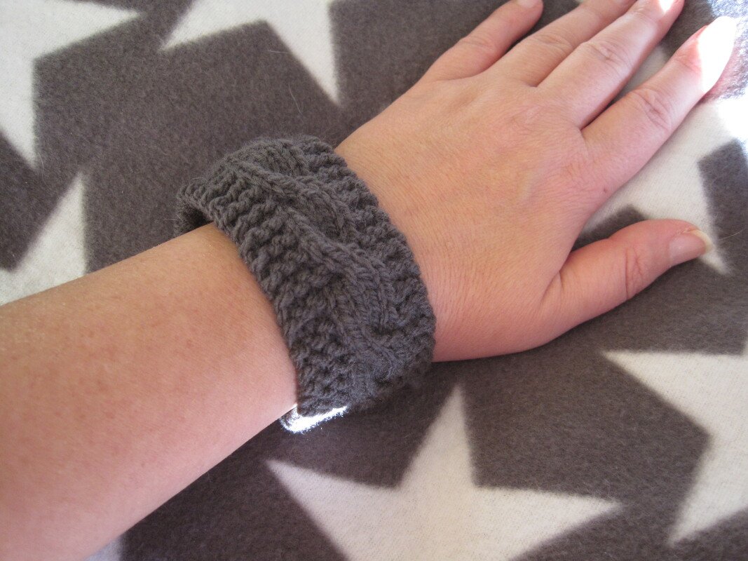 Strickanleitung Armband mit Zopf in allen Größen - perfekte Resteverwertung