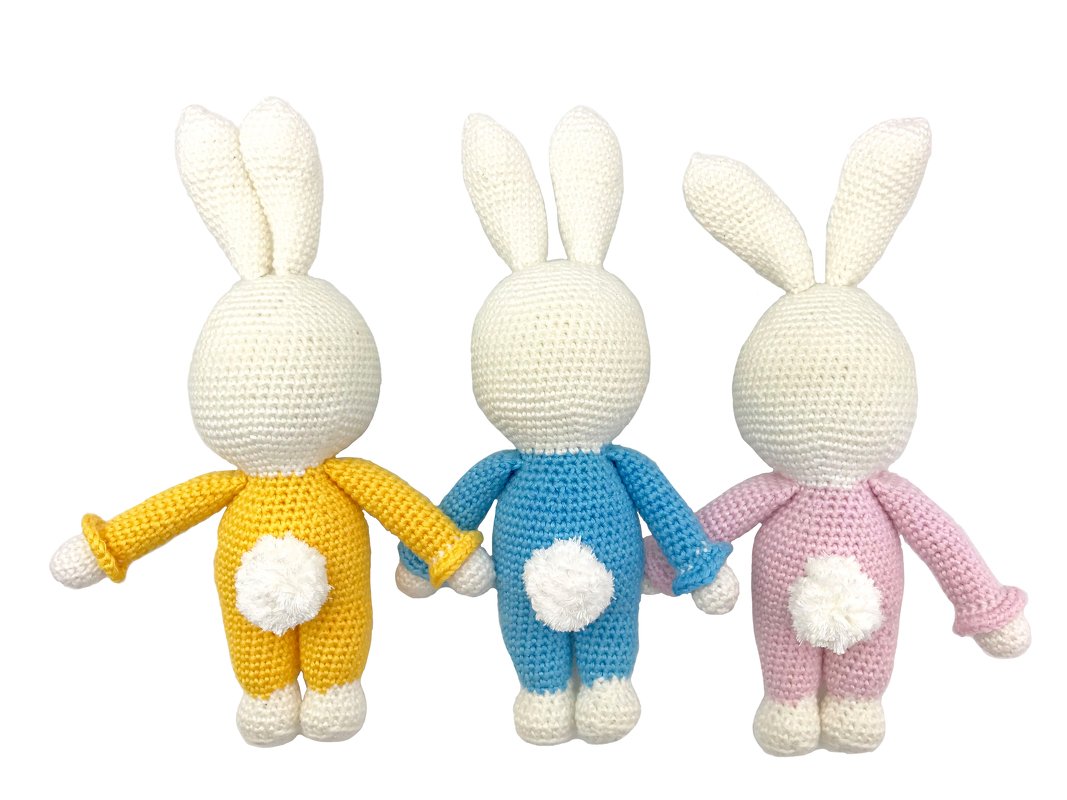 Rückenansicht dreier gehäkelter Amigurumi-Hasen in Gelb, Blau und Rosa zur Darstellung von Proportionen und Details
