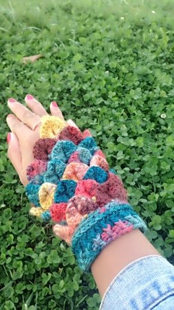 Crochet Pattern fingerless gloves, easy crocodile mitts, crocodile gloves, embossed crochet, with video links