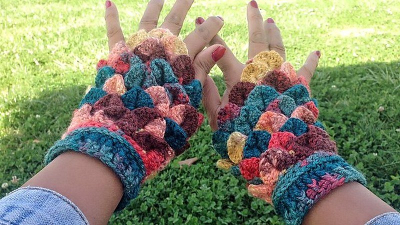 Crochet Pattern fingerless gloves, easy crocodile mitts, crocodile gloves, embossed crochet, with video links