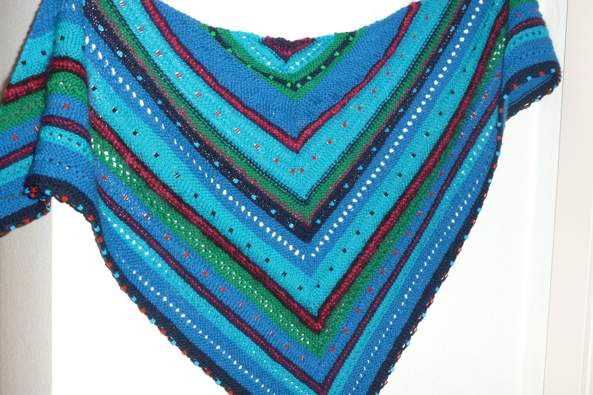 Dreiecktuch mit eingestrickten Perlen