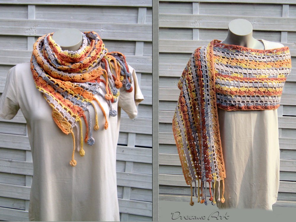 Gehäkelter Schal mit bunten Streifen, Fransen und Bommel, auf Schaufensterpuppe drapiert