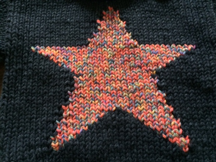 gestrickter Kinderpulli mit Stern Gr. 122/128
