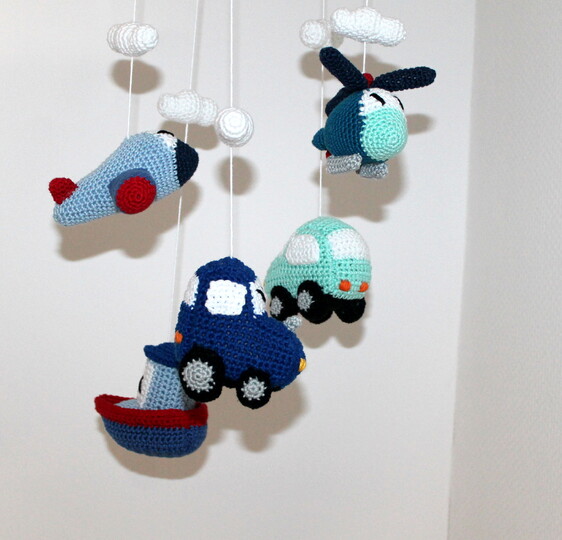 Crochet a Vehicle Mobile – Five Vehicles and Clouds on a Wreath (EN & DE)