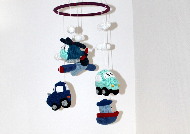 Crochet a Vehicle Mobile – Five Vehicles and Clouds on a Wreath (EN & DE)